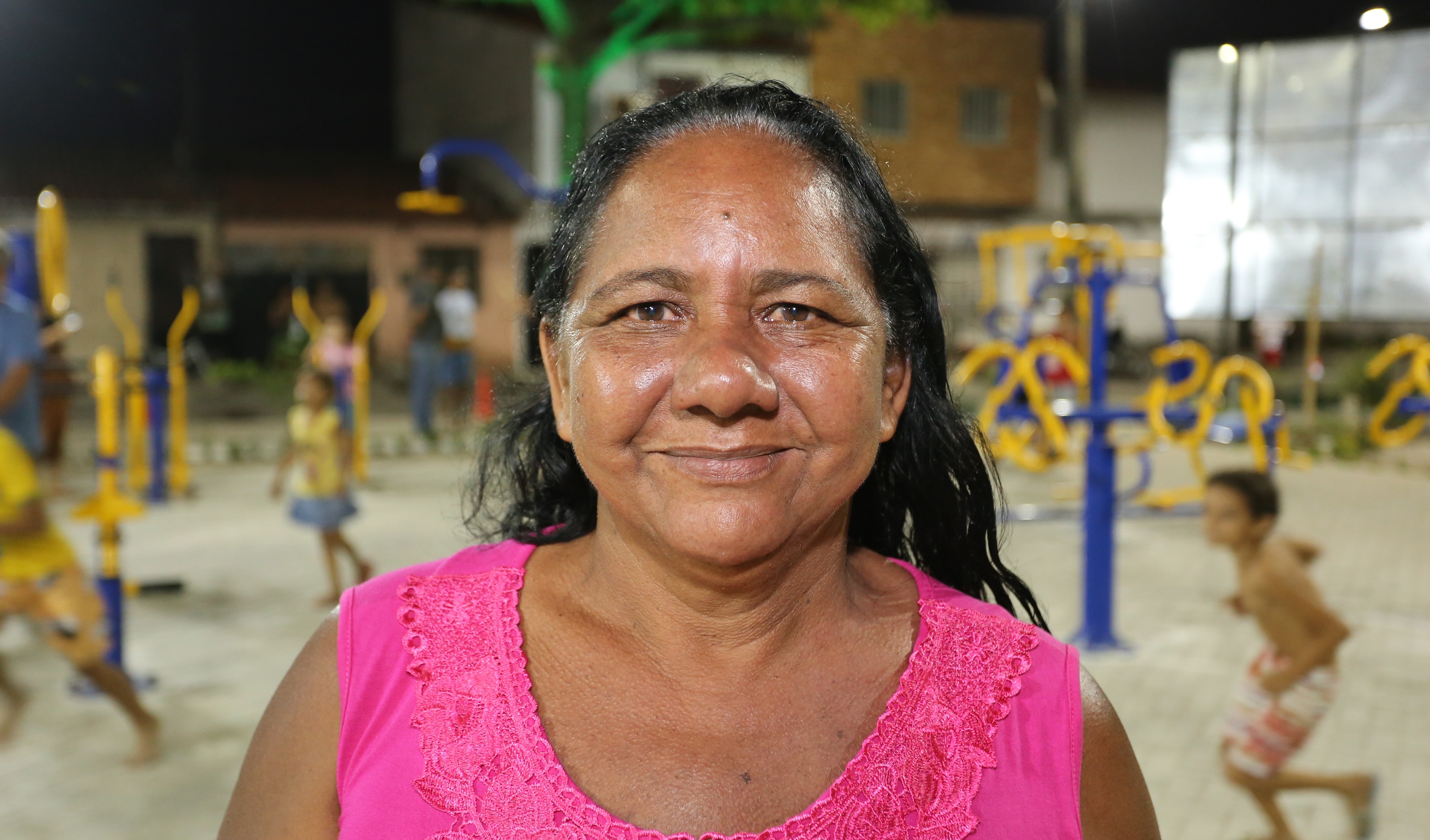 mulher posa para foto sorrindo